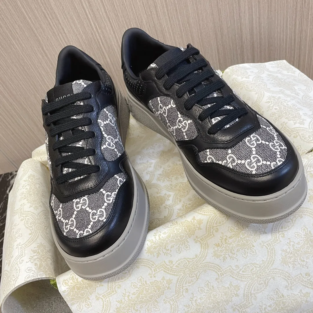 All details of P660 are all genuine leather. Welcome to compare with Gucci~~ The new upgraded version, original original color, with overseas purchase air packaging⚠️ @GG couple thick-soled shoes...biscuit shoes...white shoes...sports shoes...flat shoes...catwalk style: celebrities, Internet celebrities, Xiaohongshu, etc. will definitely plant grass and call ❤ Original customized cowhide fabric (classic old floral fabric, perforation, embossing technology), the original bottom has a large Gucci Logo, and there is a GG on the heel Logo, 5cm thick sole, classic Gucci webbing... Men's size 39-44